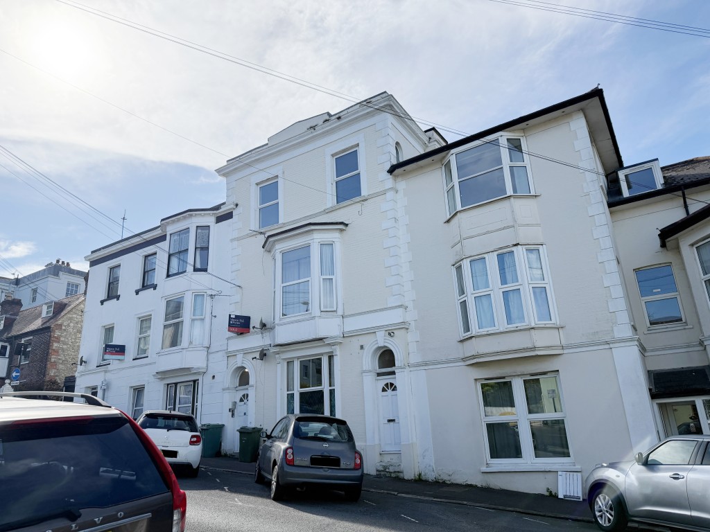 Lot: 156 - VACANT GROUND-FLOOR STUDIO FLAT WITH INVESTMENT POTENTIAL - Front view of George Street